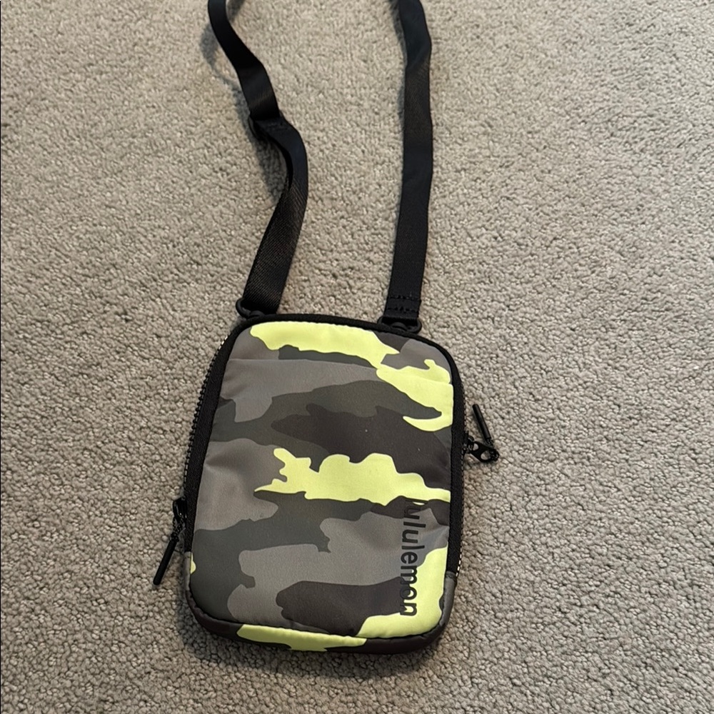 lululemon athletica Camouflage Crossbody Bag - Black and Green